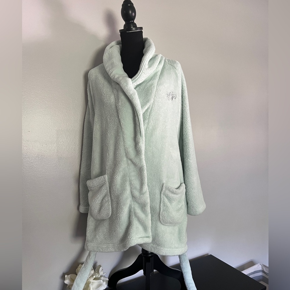 Plush Victoria’s Secret bath robe